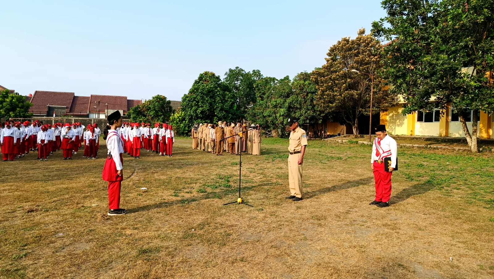 Upacara Rutin Hari Senin di SD Negeri Model: Mengangkat Tema Disiplin dan Senam AIH
